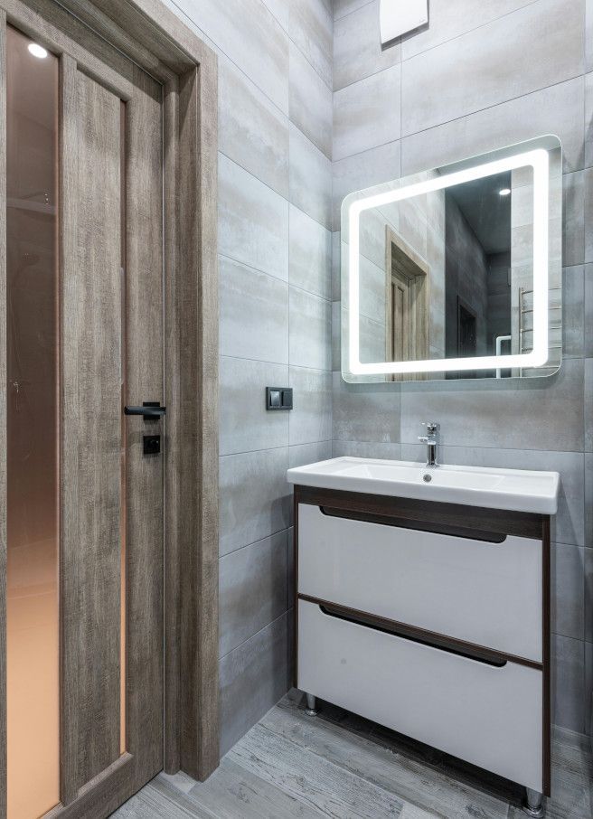 Modern Swansea bathroom expertly tiled by Daffodil Tiling.